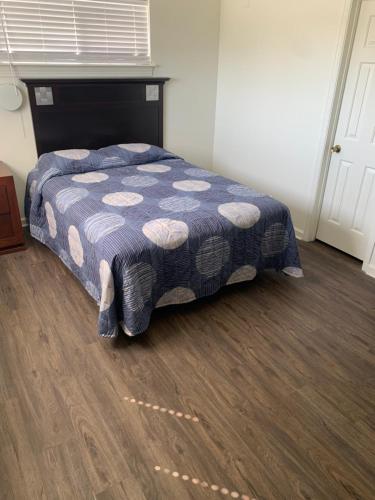 1 dormitorio con 1 cama y suelo de madera en My Town Extended Stay, en Nashville