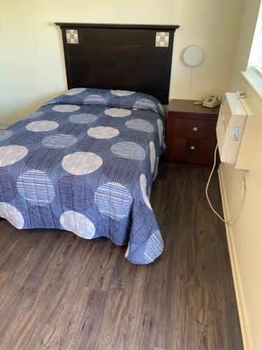 1 dormitorio con 1 cama y suelo de madera en My Town Extended Stay en Nashville
