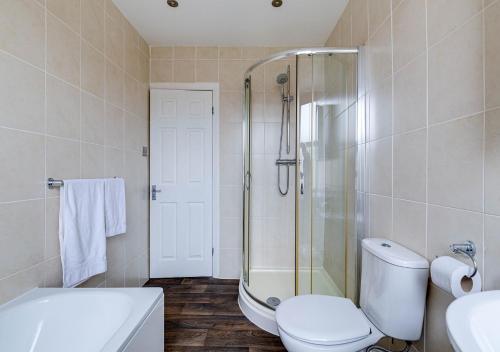 y baño con ducha, aseo y lavamanos. en 45 The Square Holiday Apartments, en Scarborough