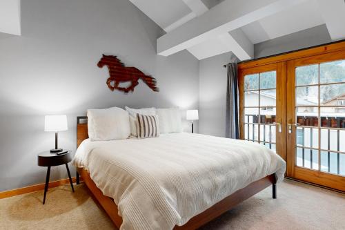 ein Schlafzimmer mit einem Bett mit einem Pferdekopf an der Wand in der Unterkunft Sunbeam Sanctuary in Ketchum