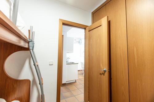 um quarto com uma vassoura ao lado de uma porta em Holidays, Arttyco 2 dormitorios 4 personas em Sierra Nevada