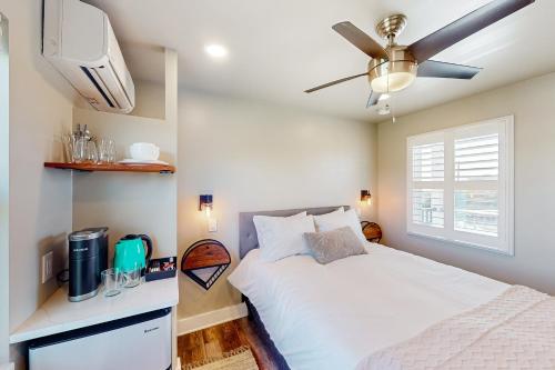 una camera con letto e ventilatore a soffitto di Beach 5 Villas #B2 a Fernandina Beach