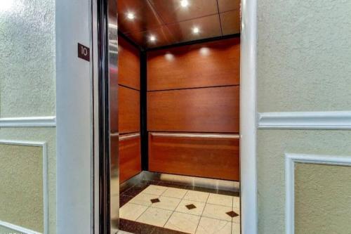 Et badeværelse på Charming Jax Apt for 4 with free parking