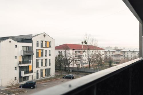 een balkon met uitzicht op een stad met gebouwen bij VIVO Residence Short Stay in Baia Mare