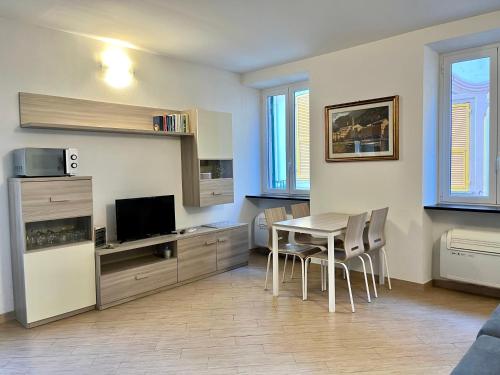 - une cuisine et une salle à manger avec une table et des chaises dans l'établissement Vicolo Corto Casa Sissi, à Rapallo
