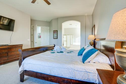 sypialnia z dużym łóżkiem z niebieskimi poduszkami w obiekcie Goodyear Group Getaway with Pool and Putting Green w mieście Goodyear