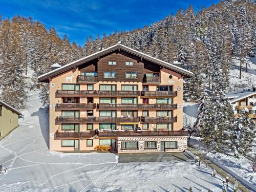 an aerial view of a lodge in the snow at Guardaval 15 in Surlej