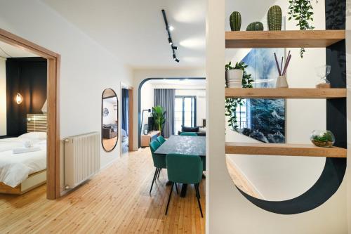 Pokój ze stołem i sypialnią w obiekcie MORE LIFE #Unique Appartment In City Heart w Salonikach