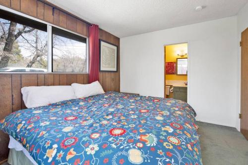 Gallery image of Nestled Oaks Cottage~ Bear Mountain Resort Chalet~ in Big Bear Lake