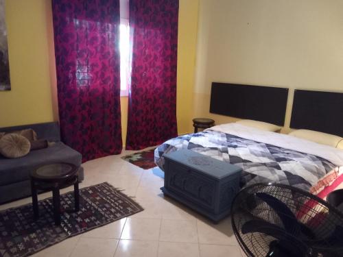 salon z łóżkiem i kanapą w obiekcie Résidence les lauriers w mieście Kenitra