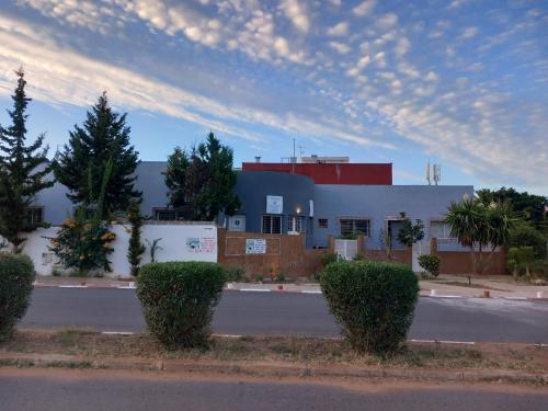 a building with bushes in front of a street at Résidence les lauriers in Kenitra