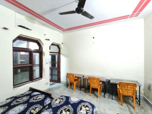 um quarto com uma cama, uma mesa e cadeiras em Divisha PG House Sharing Beds Only for boys em Bareli