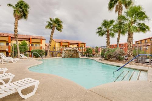 La alberca dentro o cerca de Resort Pool and Spa Access Mesquite Condo!