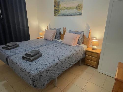 1 dormitorio con 1 cama con 2 toallas en Casa Isabel, with a shared pool, en Murcia
