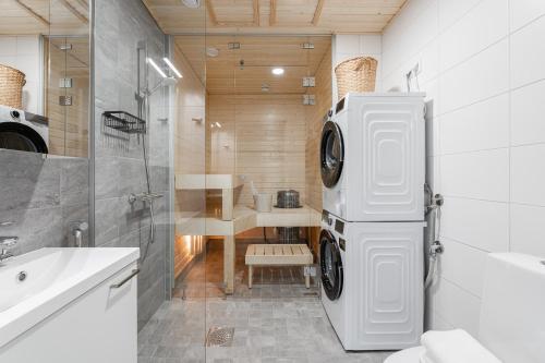 a bathroom with a washer and dryer at 2ndhomes Tampere "Sonetti" Apartment - Modern 2BR Apartment with Sauna and Balcony in Tampere