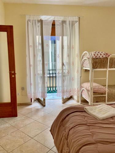 - une chambre avec un lit et une fenêtre dans l'établissement BlessingNarrowStreet95, à Naples