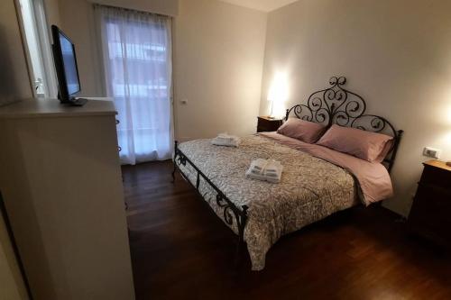 Un dormitorio con una cama con dos toallas encima. en Lovely Home Arezzo, en Arezzo
