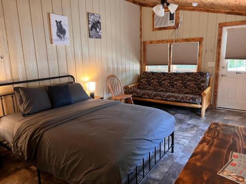 1 dormitorio con 1 cama y 1 sofá en Buddy's Harbor en Lake Ozark