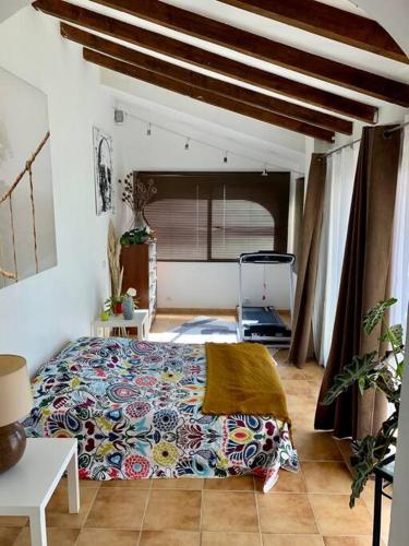 une chambre avec un grand lit dans une pièce dans l'établissement Charmante villa avec une âme., à Pignan