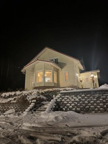 a house in the snow at night at Huvila Lohja in Lohja