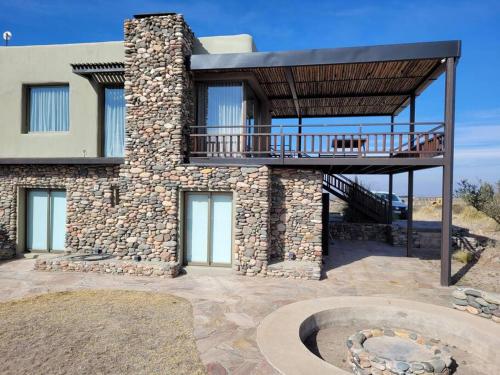 Casa de piedra con balcón y patio en Casa de Piedra en Tupungato