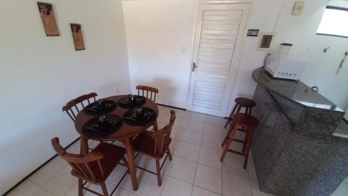 uma cozinha com mesa e cadeiras num quarto em FLAT 206 MAR E SOL em Porto de Galinhas