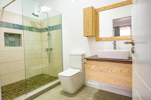 e bagno con servizi igienici, lavandino e doccia. di A&B Villa a Grand Baie