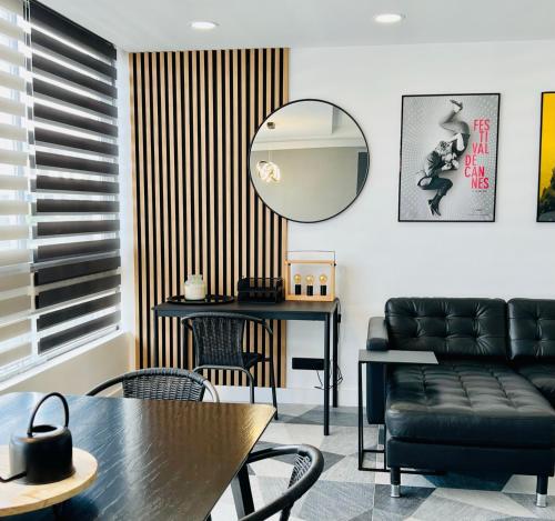 ein Wohnzimmer mit einem Sofa und einem Tisch in der Unterkunft Appartement design d’architecte in Massy