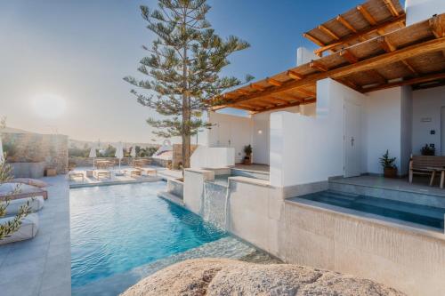 KlouvasにあるOliving Mykonos Luxury Suitesの家の中のプール