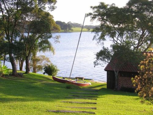 a boat sitting on the grass near a lake at Laggus Residencial Náutico in Ferraria