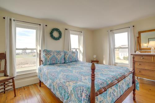 - une chambre avec un lit et 2 fenêtres dans l'établissement Historic Hoopersville Getaway on Chesapeake Bay!, à Fishing Creek