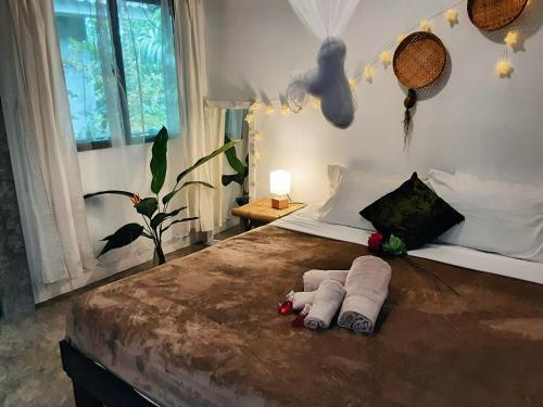 1 dormitorio con 1 cama con toallas enrolladas en Feel home no 3 private house 2BR, en Hinkong