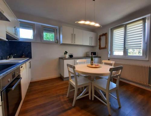 une cuisine avec une table et des chaises dans une pièce dans l'établissement Rooms 4 persons Kaysersberg, à Kaysersberg