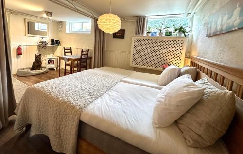 een slaapkamer met een groot bed in een kamer bij Pensionat Prinshöjden - Home in Katrineholm