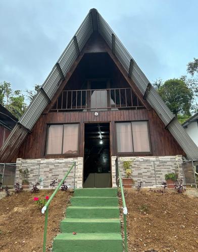 una casa con scala che porta a una porta di Bungalows Tenorio Montand Lodge a Upala