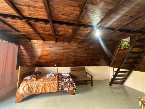 una camera con letto e soffitto in legno di Bungalows Tenorio Montand Lodge a Upala