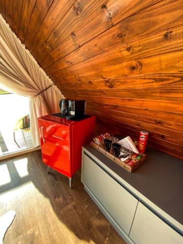 a kitchen with a red counter and a red cabinet at Recanto Entre Rios in Bom Jardim da Serra
