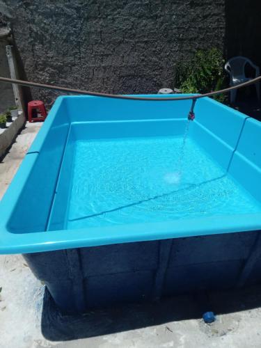 una bañera azul con agua. en Cama 04 no quarto compartilhado, en Vitória