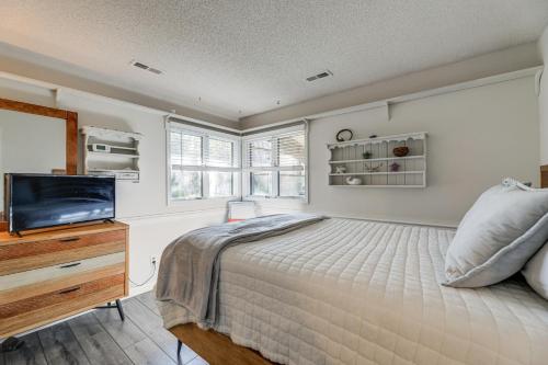 een slaapkamer met een bed en een flatscreen-tv bij New Bern Home with Direct Access to Neuse River in New Bern