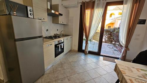 Il comprend une cuisine équipée d'un réfrigérateur. dans l'établissement Appartamento Le Vele2, à Porto San Paolo