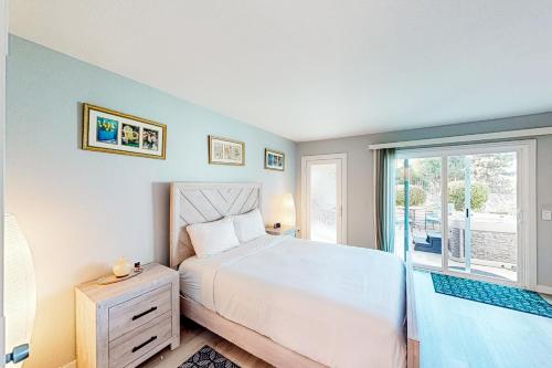 - une chambre avec un lit blanc et une fenêtre dans l'établissement Sunny Vistas Bungalow, à Oceanside
