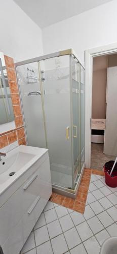 La salle de bains est pourvue d'une douche et d'un lavabo. dans l'établissement Appartamento Le Vele2, à Porto San Paolo