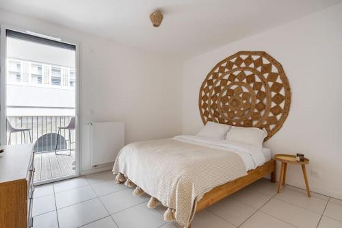une chambre avec un lit avec une tête de lit en bois dans l'établissement La compagnie du midi/centre ville (gare)/T3/parking/wifi, à Bordeaux