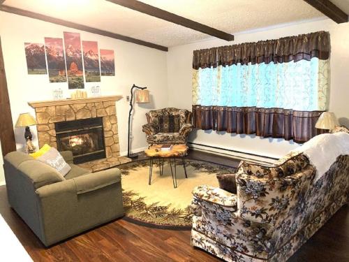 un soggiorno con divano e camino di Black Bear Lodge @ Middle Creek a Stevens