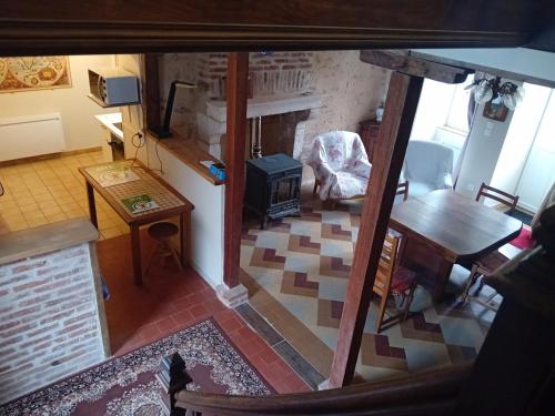 vistas panorámicas a una sala de estar con chimenea en Le Gîte du Hérisson, Gîte de charme et de confort en Le Menoux