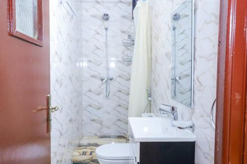 bagno con lavandino, doccia e servizi igienici di Rabat Ville a Rabat