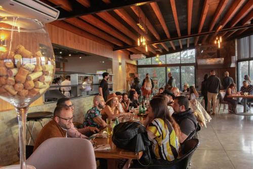 eine Gruppe von Personen, die in einem Restaurant an Tischen sitzen in der Unterkunft Contemplacion Resort & Spa in Valle de Guadalupe