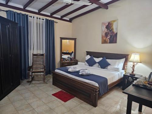 1 dormitorio con cama, escritorio y silla en Ellakanda Nature Villa, 