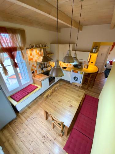 - une vue sur la cuisine et la salle à manger dans l'établissement Maison RE- splendido appartamento centro Mentone, à Menton
