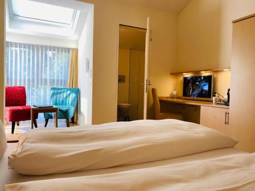 ein Hotelzimmer mit einem Bett und einem Schreibtisch in der Unterkunft Vinum at Felmis SELF CHECK-IN in Luzern